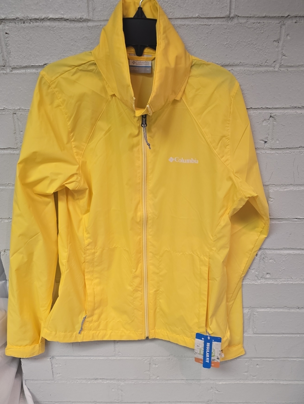 Columbia Bright Yellow Women's Packable Windbreaker Jacket.  SZ XS. NWT